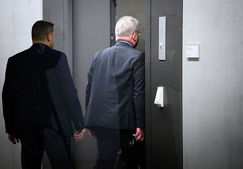 Im Parlamentarischen Kontrollgremiums des Bundestages berichten die Geheimdienste über ihre Arbeit. Die Sitzungen finden nicht öffentlich statt. Der Inhalt ist geheim. (Archivbild) - © Bernd von Jutrczenka/dpa