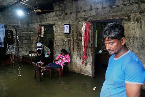 Erdrutsche, blockierte Straßen und Hochwasser in Wohnhäusern: Die Folgen des Zyklons legen das öffentliche Leben auf Sri Lanka nahezu lahm. - © Eranga Jayawardena/AP/dpa
