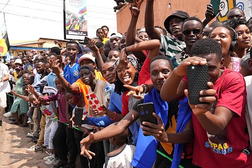 Fans während der WM in Ruanda. - © Jerome Delay/AP/dpa
