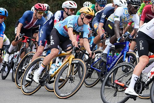 Der Belgier Remco Evenepoel (Mitte) in Aktion. - © Jerome Delay/AP/dpa