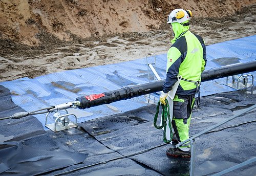 Erdkabel sollten die Akzeptanz in der Bevölkerung für den Netzausbau erhöhen. (Archivbild) - © Focke Strangmann/dpa