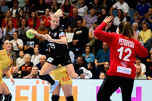 Kapitänin Antje Döll begrüßt die Auslobung einer Rekord-Prämie durch den DHB. - © Marco Wolf/dpa