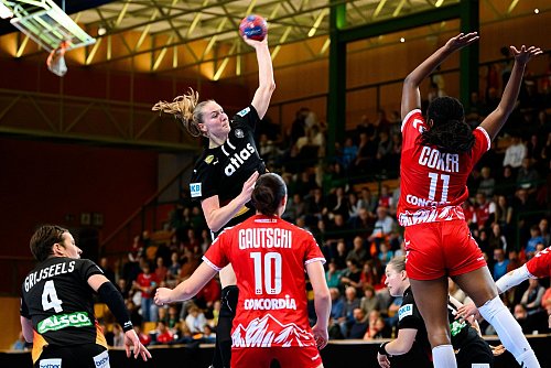 Will mit der DHB-Auswahl gleich zum WM-Start glänzen: Viola Leuchter. - © Marco Wolf/dpa