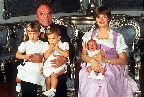 Gloria Fürstin von Thurn und Taxis als junge Mutter mit ihrem Mann, Johannes Fürst von Thurn und Taxis, und den drei Kindern (l-r) Maria Theresia, Elisabeth und Albert im Juni 1983. (Archivbild) - © Horst Ossinger/dpa