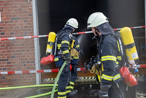 Wie es zu der Explosion in der Lagerhalle kam, war zunächst noch unklar. - © Thomas Banneyer/dpa
