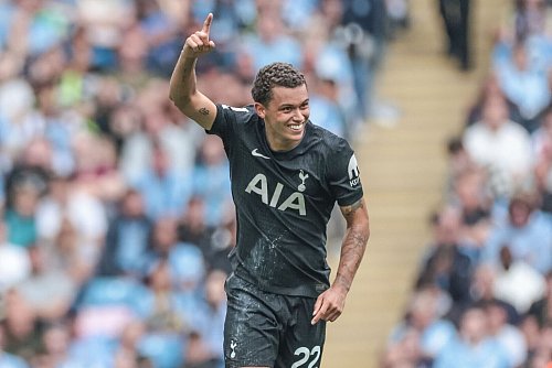 Brennan Johnson von Tottenham Hotspur feiert seinen Treffer zum 1:0. - © Mark Cosgrove/News Images via ZUMA Press Wire/dpa