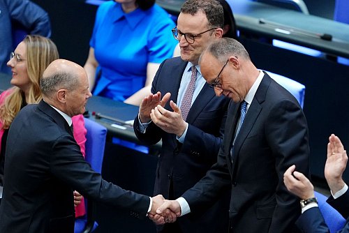 Scholz gehörte zu den ersten Gratulanten. - © Kay Nietfeld/dpa