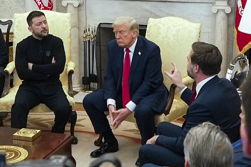 Klare Körpersprache: Selenskyj (l.) hört die Zurechtweisung durch den US-Präsidenten Trump und dessen Vize J.D. Vance. - © Mystyslav Chernov/AP/dpa