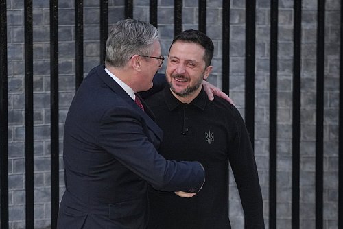 Der ukrainische Präsident Selenskyj (r.) freute sich sichtlich über den herzlichen Empfang in Großbritannien. - © Kin Cheung/AP/dpa