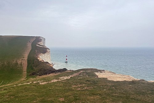 Der höchste Kreidefelsen Großbritanniens: Beachy Head lockt Touristen an, der rot-weiße Leuchtturm im Wasser ist ein beliebtes Fotomotiv. - © Nathalie Helene Rippich/dpa-tmn