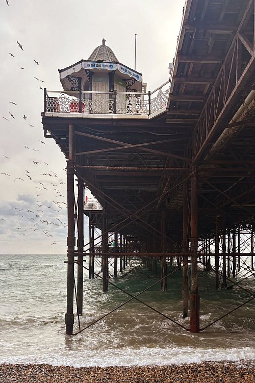 Auf rostigen Pfeilern steht die noch intakte Seebrücke in Brighton - der Brighton Pier. Eine andere Seebrücke, der West Pier, ist 2003 abgebrannt. Die Ruine kann man noch heute sehen. - © Nathalie Helene Rippich/dpa-tmn