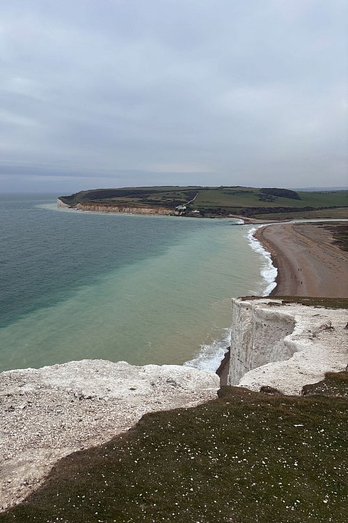 Sehenswertes Farbenspiel: Die Flut presst das Wasser gen Küste, dabei wird Sediment aufgewirbelt. - © Nathalie Helene Rippich/dpa-tmn