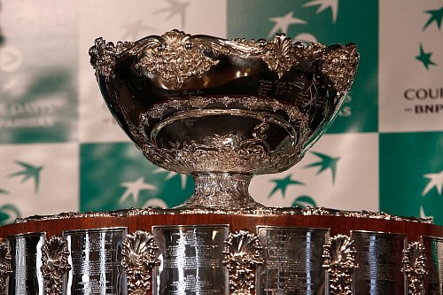 Um diesen Pokal geht es im Davis Cup. - © picture alliance / Michel Spingler/AP/dpa