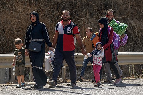 Eine libanesische Familie auf der Flucht. (Archivbild) - © Marwan Naamani/dpa