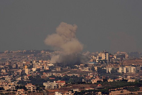 Der Konflikt zwischen der libanesischen Hisbollah und Israel droht zu eskalieren. - © Hussein Malla/AP/dpa