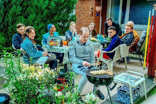 Die "Discounter" beim Grillfest. - © Dennis Dirk/Amazon Prime Video/dpa