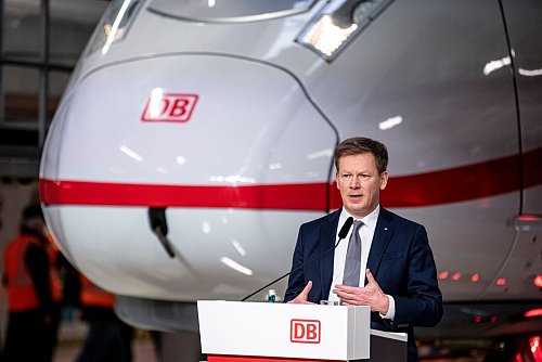 Bahnchef Richard Lutz dürfte noch einige Monate Zeit haben, bis eine Entscheidung über seinen Verbleib an der Konzernspitze getroffen wird. (Archivbild) - © Fabian Sommer/dpa