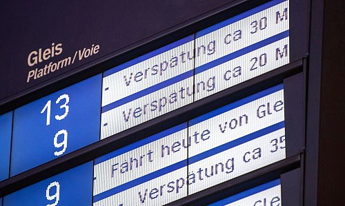 Die Bahn war im vergangenen Jahr so unpünktlich wie noch nie seit der Bahnreform 1994. (Archivbild) - © Fabian Sommer/dpa