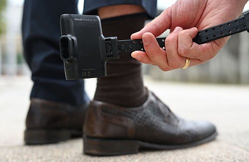 Eine elektronische Fußfessel warnt Opfer häuslicher Gewalt, wenn ihre Peiniger in der Nähe sind. (Symbolbild) - © Arne Dedert/dpa