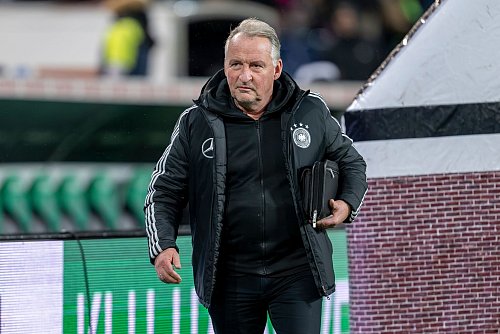 Ein Freund der neuen Regel: Schiedsrichter-Lehrwart Lutz Wagner. - © David Inderlied/dpa