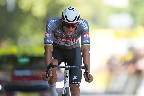 Mathieu van der Poel hat seinen zweiten Etappensieg bei der 112. Tour de France knapp verpasst. - © Thibault Camus/AP/dpa