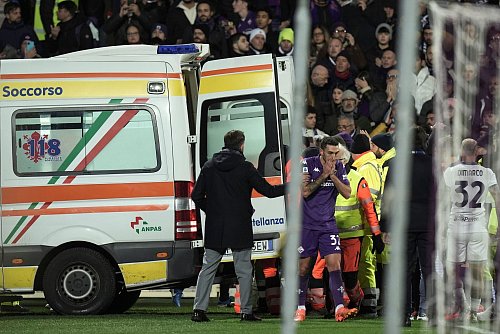 Ein Krankenwagen bringt Eduardo Bove vom Feld weg. - © Massimo Paolone/LaPresse/AP/dpa
