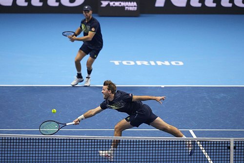 Tim Pütz (hinten) und Kevin Krawietz (vorn) treten nach den ATP Finals noch bei der Davis-Cup-Endrunde an. - © Antonio Calanni/AP/dpa