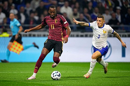 Dodi Lukebakio (l) sorgte zu Spielbeginn für Gefahr. - © Laurent Cipriani/AP