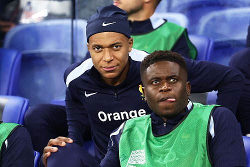 Frankreichs Nationalmannschaftstrainer Didier Deschamps verzichtete zunächst auf Kylian Mbappé (l). - © Franck Fife/AFP/dpa