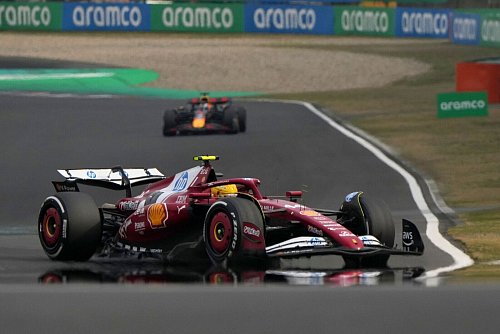 Etwas verbessert: Lewis Hamilton steigerte sich im Ferrari nach schwachem Saisonauftakt. - © Andy Wong/AP/dpa