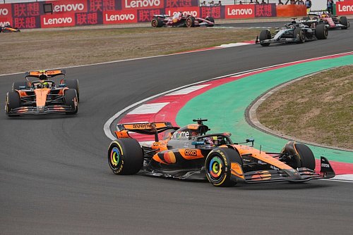 Oscar Piastri gewann in China vor McLaren-Teamkollege Lando Norris. - © Andy Wong/AP/dpa