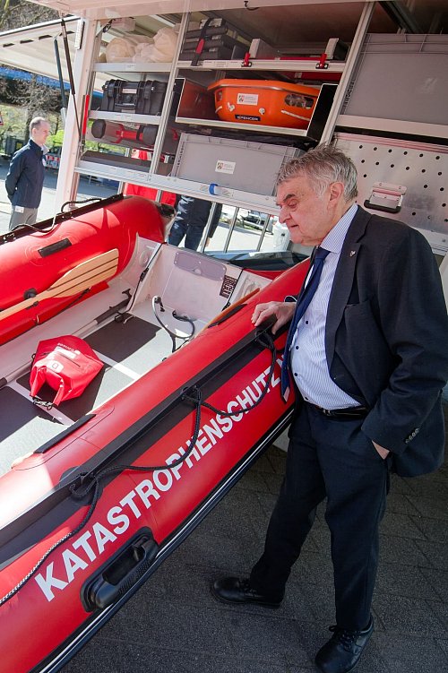 Minister Reul begutachtet eines der neuen Boote mit Ausrüstung. - © Henning Kaiser/dpa