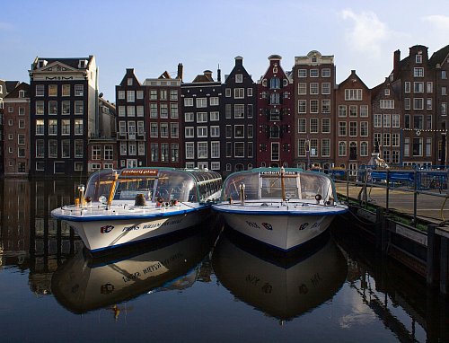 Die meisten Ausflugsschiffe in Amsterdam sind schon elektrisch unterwegs (Archivbild). - © Peter Dejong/AP/dpa