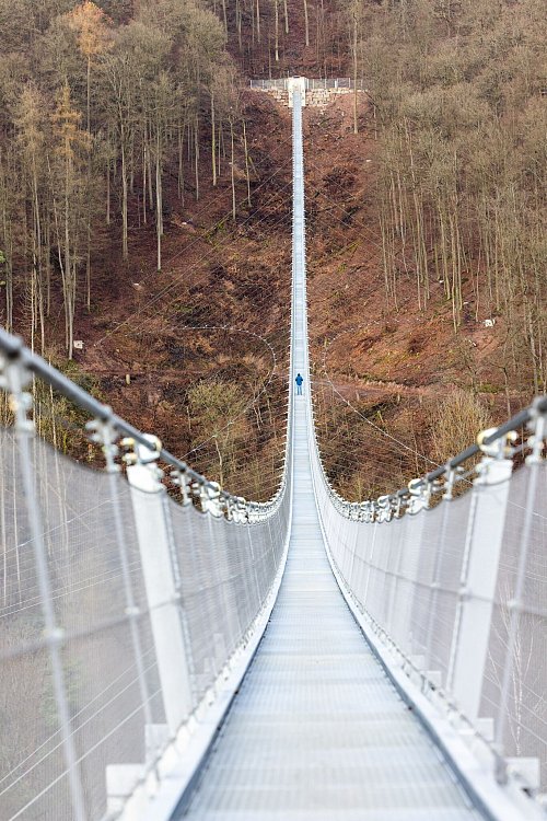 Der 617 Meter lange und 59 Meter hohe Highwalk Rotenburg an der Fulda über dem Kottenbachtal zwischen dem Rodenberg und dem Teufelsberg ist Deutschlands zweitlängste Fußgänger-Hängebrücke. - © Christian Lademann/dpa/dpa-tmn