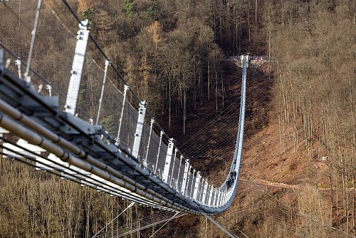 84 Tonnen Stahl wurden für die Konstruktion des Highwalk benötigt. Hinzu kommen die 54 Tonnen schweren Tragseile. - © Christian Lademann/dpa/dpa-tmn