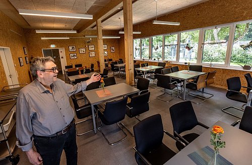«Wir haben einen Ort der Begegnung geschaffen, mit dem wir unseren Gästen etwas Würde zurückgeben», sagt der Vorsitzende der Duisburger Tafel, Günter Spikofski. - © Dieter Menne/dpa