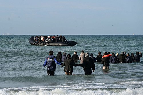 Die Überfahrt in einfachen Schlauchbooten ist lebensgefährlich. - © Bernard Barron/AFP/dpa