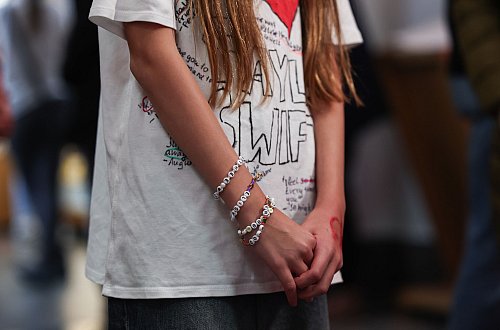 Auch viele junge Fans sind ins Museum gekommen, um das Werk Heysers zu sehen. - © Hannes P. Albert/dpa