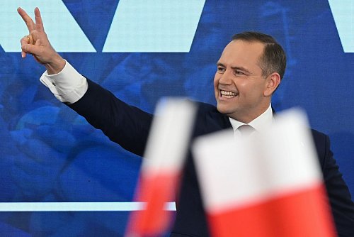 Der Kandidat Karol Nawrocki von der nationalkonservativen PiS muss im Rennen um Polens Präsidentschaft in die Stichwahl. - © Adam Warzawa/PAP/dpa