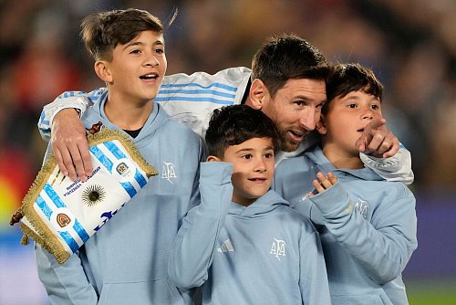 Die Messi-Familie war auch da. - © Gustavo Garello/AP/dpa