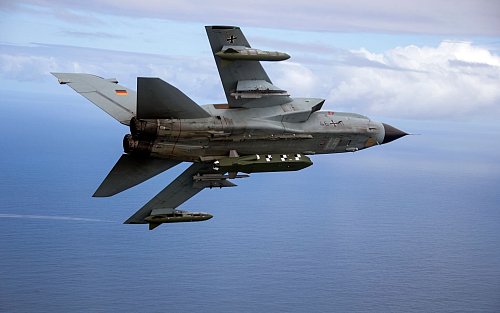 Taurus-Marschflugkörper - hier unter einem Kampfjet vom Typ Tornado - gelten als besonders schlagkräftige Waffen. Könnten sie künftig eine Sicherheitsgarantie für die Ukraine sein? (Archivbild) - © Andrea Bienert/Bundeswehr/dpa
