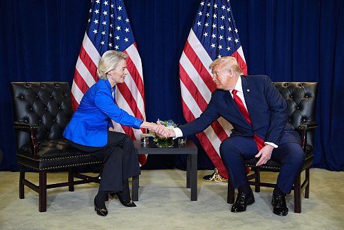 EU-Kommissionschefin Ursula von der Leyen hat US-Präsident Donald Trump in Aussucht gestellt, dass EU-Unternehmen künftig noch mehr LNG in Amerika kaufen. (Archivbild) - © Evan Vucci/AP/dpa