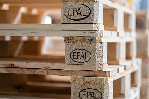Genau hinsehen, um Betrügern nicht auf den Leim zu gehen: Steht auf der Palette «EPAL», handelt es sich um eine lizenzierte Europalette. - © Philipp Schulze/dpa/dpa-tmn
