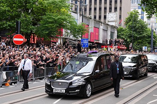 Tausende Menschen haben Abschied von Ozzy Osbourne genommen. - © Jacob King/PA Wire/dpa