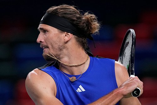Alexander Zverev kämpft sich in Shanghai ins Achtelfinale. - © Andy Wong/AP