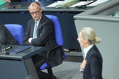 Kanzler Merz räumt in der Generaldebatte des Bundestags ein, dass die Erwartungen an das Reformtempo derzeit höher seien, als sie erfüllt werden könnten. - © Michael Kappeler/dpa