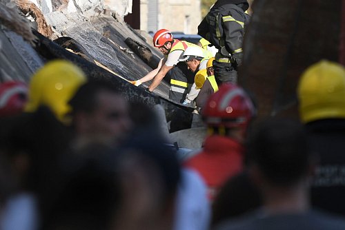 Rettungsmannschaften suchen unter dem eingestürzten Bahnhofsvordach in Novi Sad nach Überlebenden (Foto aktuell). - © Uncredited/AP
