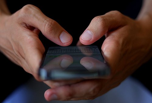 Manche Programme bieten auch Kontakt zu Therapeuten an. Ein Ersatz für eine Psychotherapie ist eine DiGA jedoch nicht. - © Karl-Josef Hildenbrand/dpa/dpa-tmn