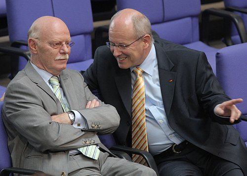 Freundschaft über Fraktionsgrenzen hinweg: Struck und Kauder 2007 im Bundestag (Archivbild) - © picture alliance / dpa