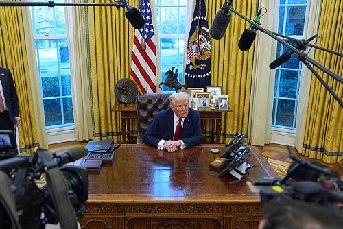 Ins Oval Office und in seine Regierungsmaschine Air Force One lässt Trump die Nachrichtenagentur AP vorerst nicht mehr rein. (Archivbild) - © Evan Vucci/AP/dpa